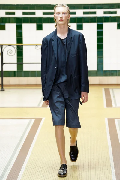 Look 32